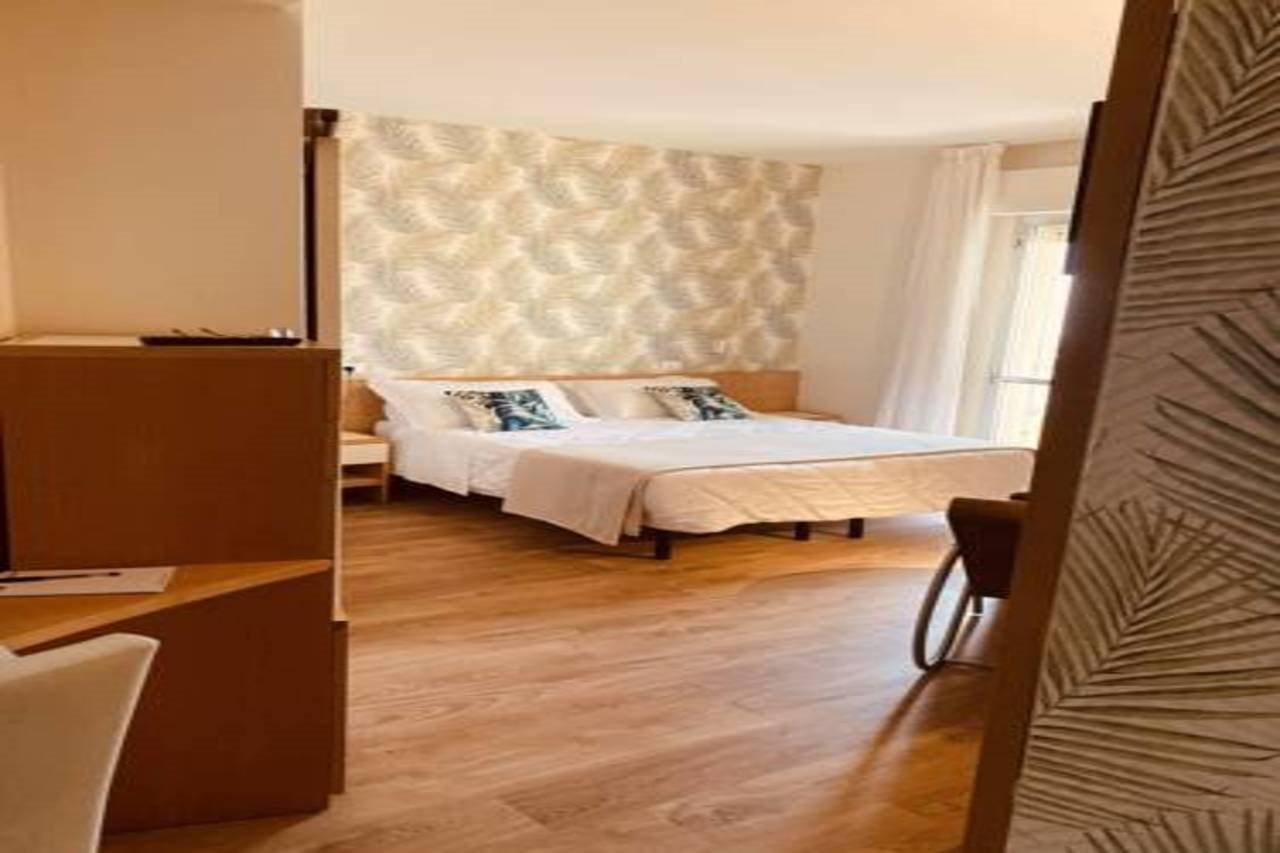 Hotel Montecarlo - Vista Mare Con Piscina & Area Fitness Riccione Ngoại thất bức ảnh