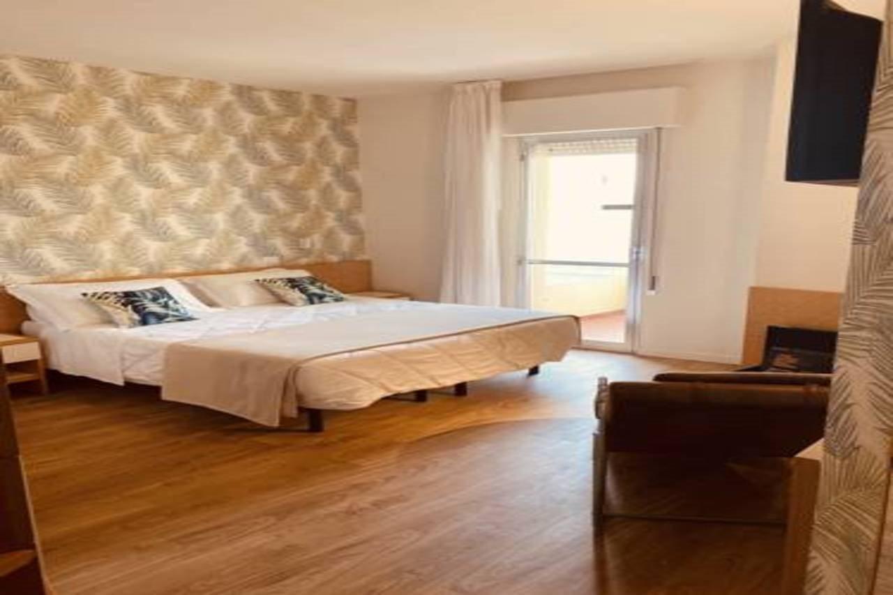 Hotel Montecarlo - Vista Mare Con Piscina & Area Fitness Riccione Ngoại thất bức ảnh