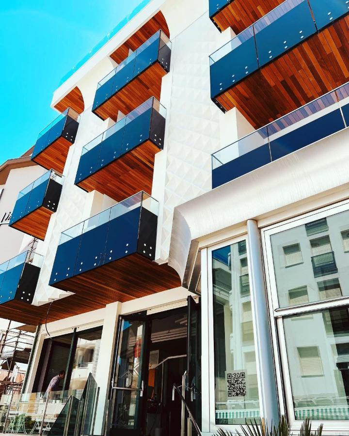 Hotel Montecarlo - Vista Mare Con Piscina & Area Fitness Riccione Ngoại thất bức ảnh