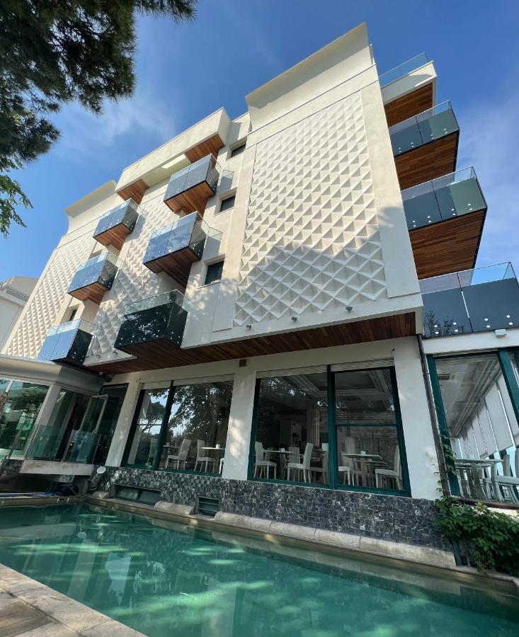 Hotel Montecarlo - Vista Mare Con Piscina & Area Fitness Riccione Ngoại thất bức ảnh