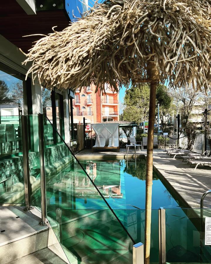 Hotel Montecarlo - Vista Mare Con Piscina & Area Fitness Riccione Ngoại thất bức ảnh