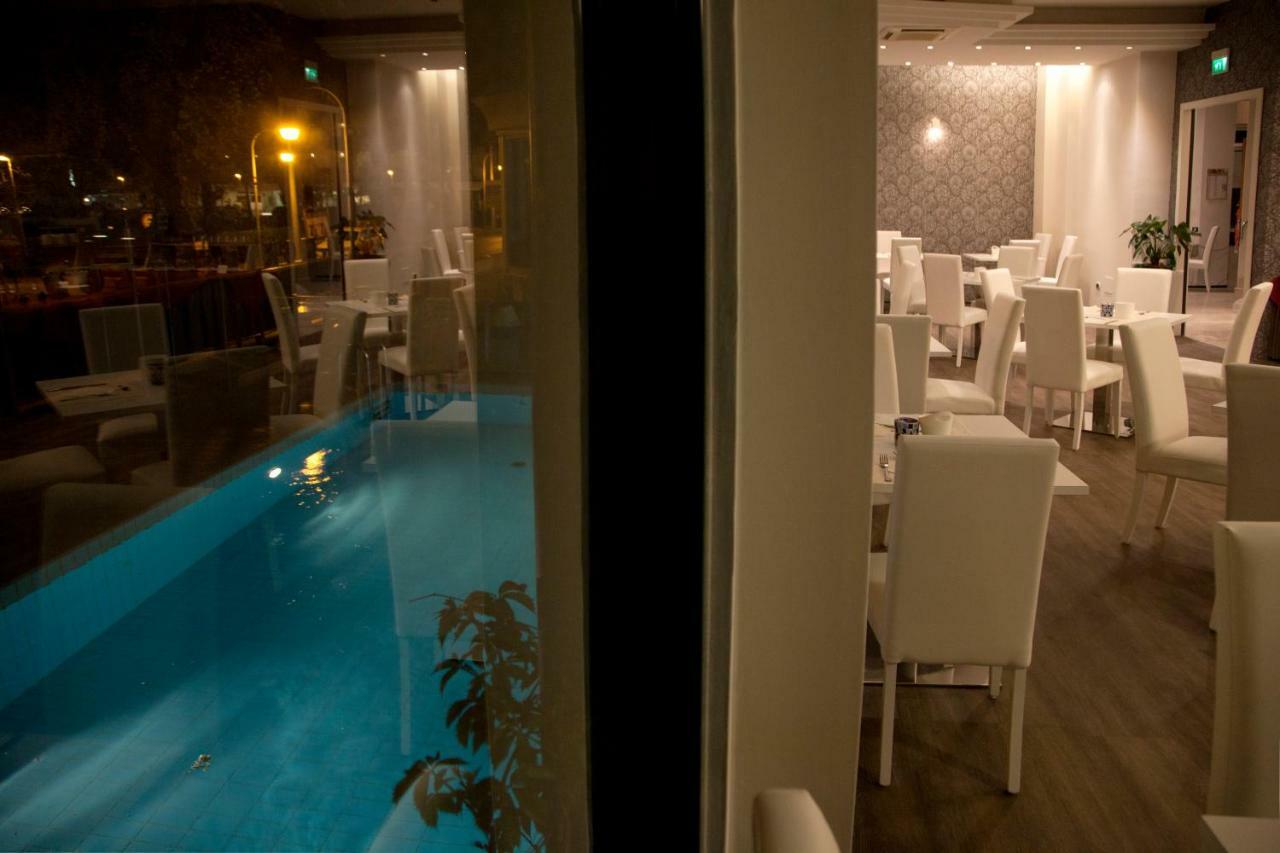 Hotel Montecarlo - Vista Mare Con Piscina & Area Fitness Riccione Ngoại thất bức ảnh