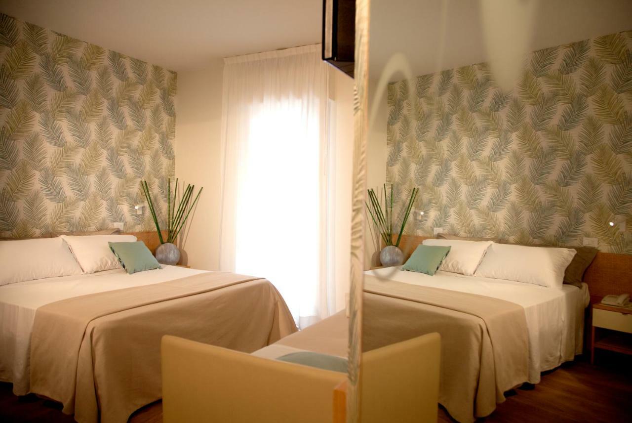 Hotel Montecarlo - Vista Mare Con Piscina & Area Fitness Riccione Ngoại thất bức ảnh