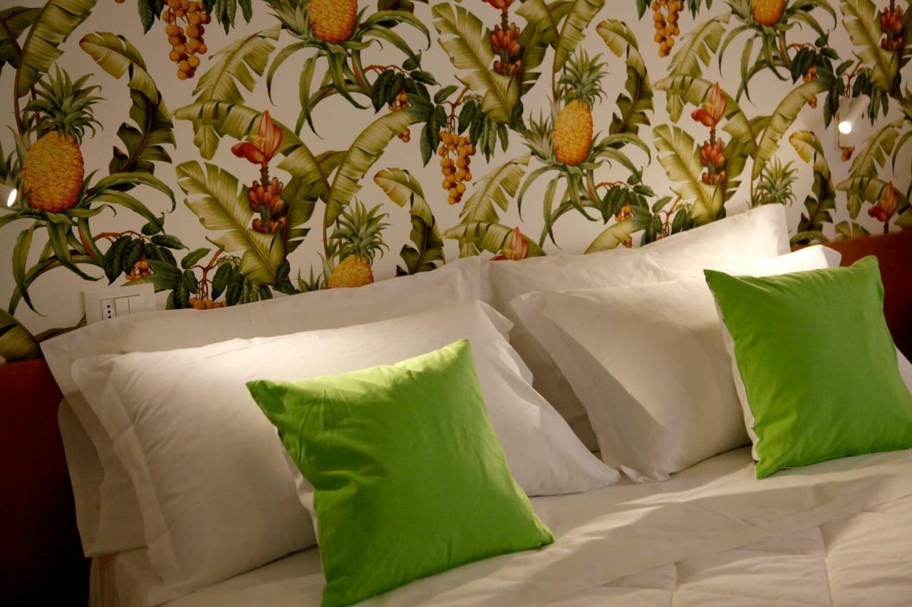 Hotel Montecarlo - Vista Mare Con Piscina & Area Fitness Riccione Ngoại thất bức ảnh
