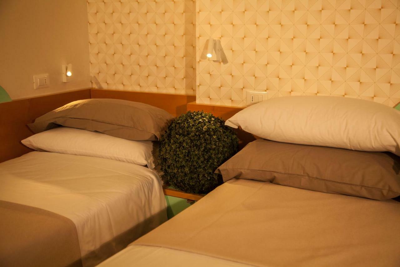 Hotel Montecarlo - Vista Mare Con Piscina & Area Fitness Riccione Ngoại thất bức ảnh
