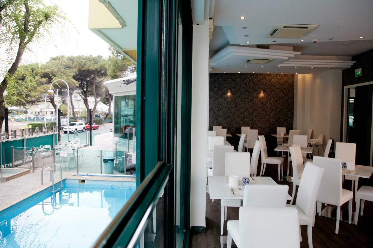 Hotel Montecarlo - Vista Mare Con Piscina & Area Fitness Riccione Ngoại thất bức ảnh
