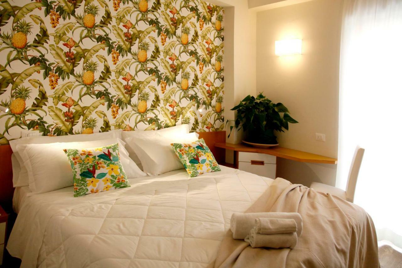 Hotel Montecarlo - Vista Mare Con Piscina & Area Fitness Riccione Ngoại thất bức ảnh