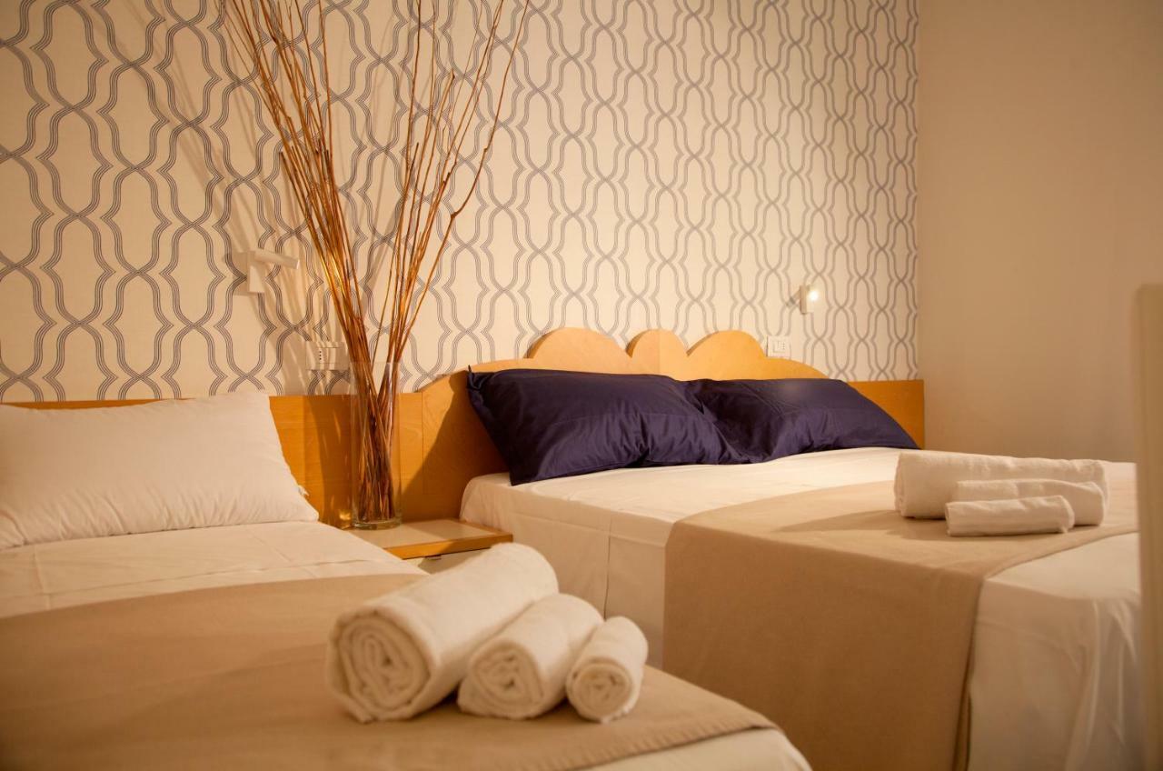 Hotel Montecarlo - Vista Mare Con Piscina & Area Fitness Riccione Ngoại thất bức ảnh