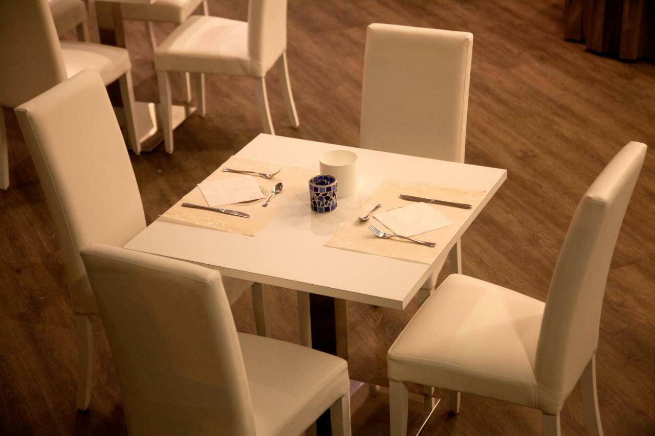 Hotel Montecarlo - Vista Mare Con Piscina & Area Fitness Riccione Ngoại thất bức ảnh
