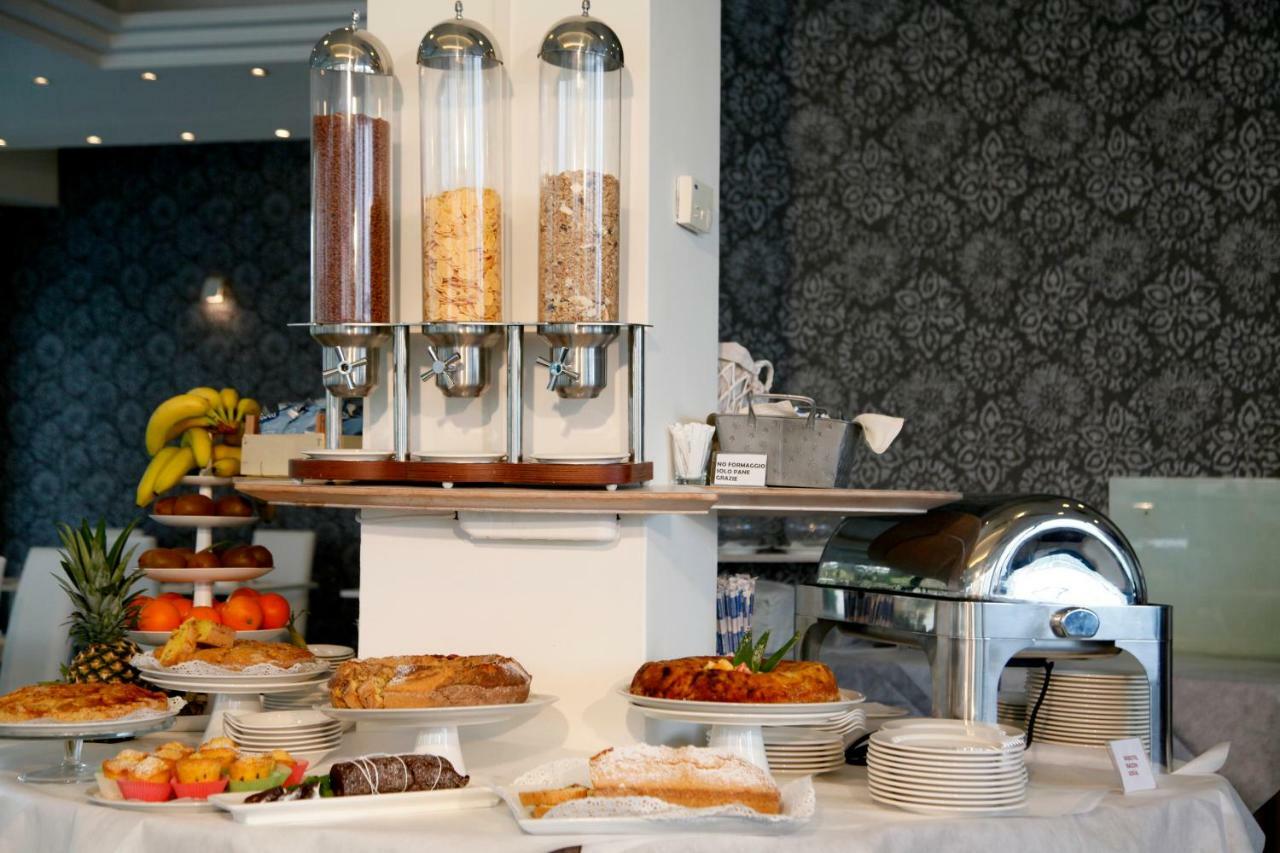 Hotel Montecarlo - Vista Mare Con Piscina & Area Fitness Riccione Ngoại thất bức ảnh