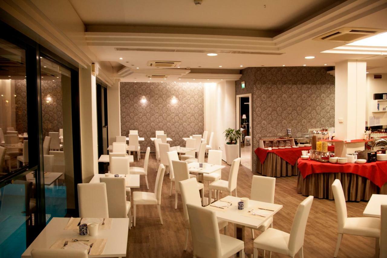 Hotel Montecarlo - Vista Mare Con Piscina & Area Fitness Riccione Ngoại thất bức ảnh