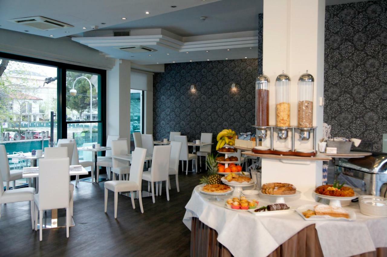 Hotel Montecarlo - Vista Mare Con Piscina & Area Fitness Riccione Ngoại thất bức ảnh