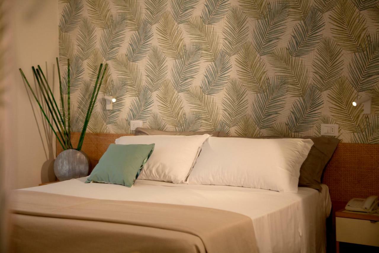 Hotel Montecarlo - Vista Mare Con Piscina & Area Fitness Riccione Ngoại thất bức ảnh