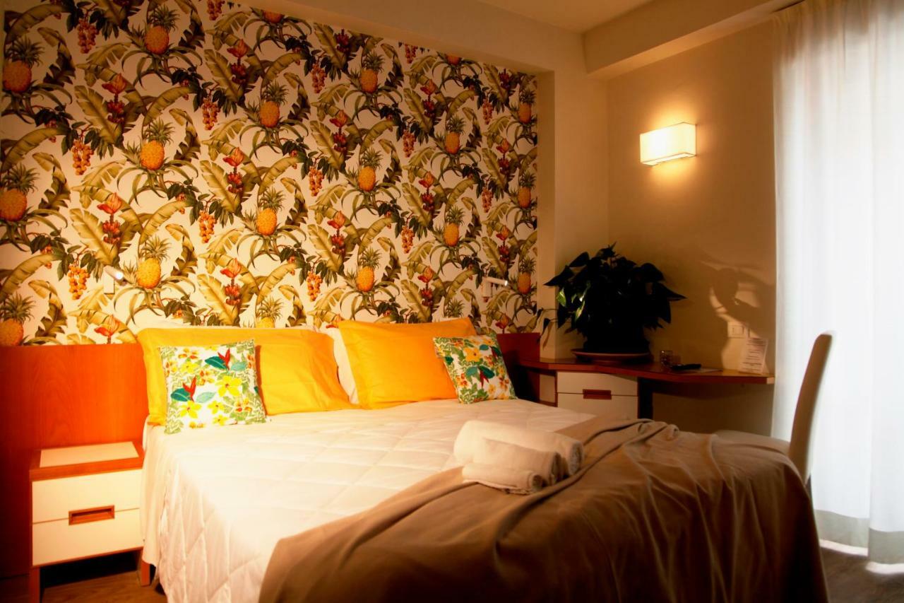 Hotel Montecarlo - Vista Mare Con Piscina & Area Fitness Riccione Ngoại thất bức ảnh