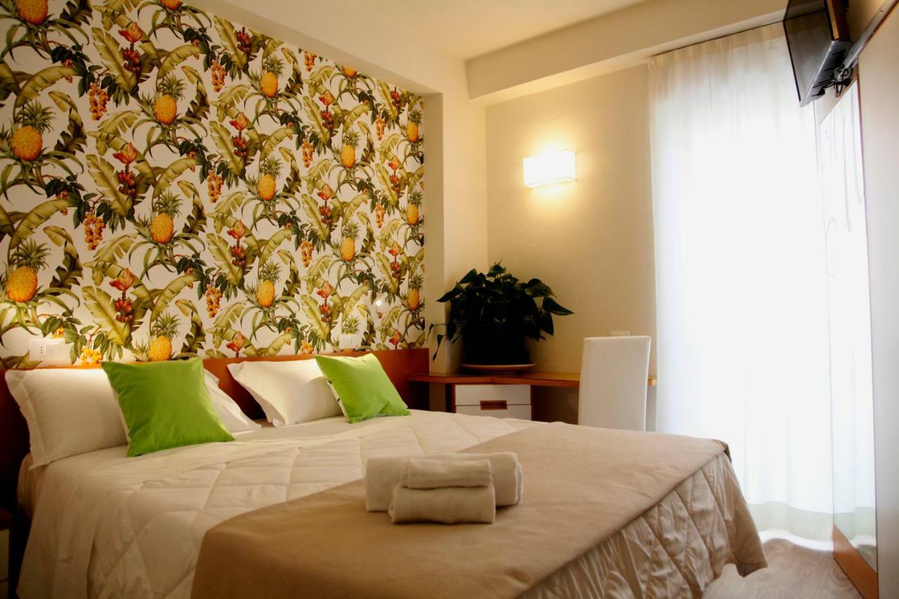 Hotel Montecarlo - Vista Mare Con Piscina & Area Fitness Riccione Ngoại thất bức ảnh