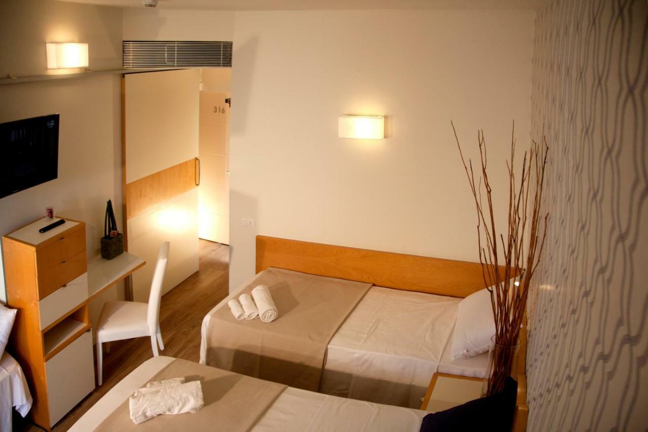 Hotel Montecarlo - Vista Mare Con Piscina & Area Fitness Riccione Ngoại thất bức ảnh