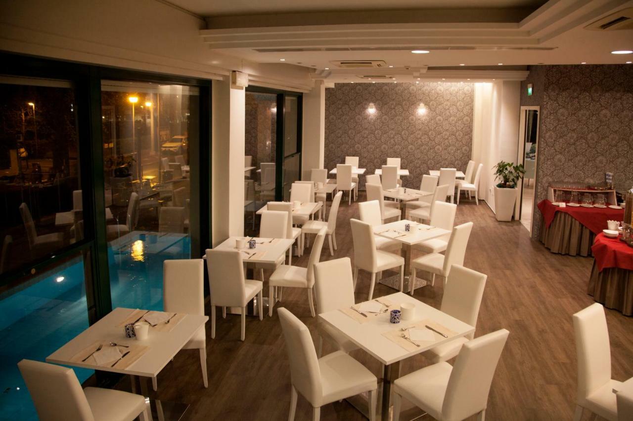 Hotel Montecarlo - Vista Mare Con Piscina & Area Fitness Riccione Ngoại thất bức ảnh