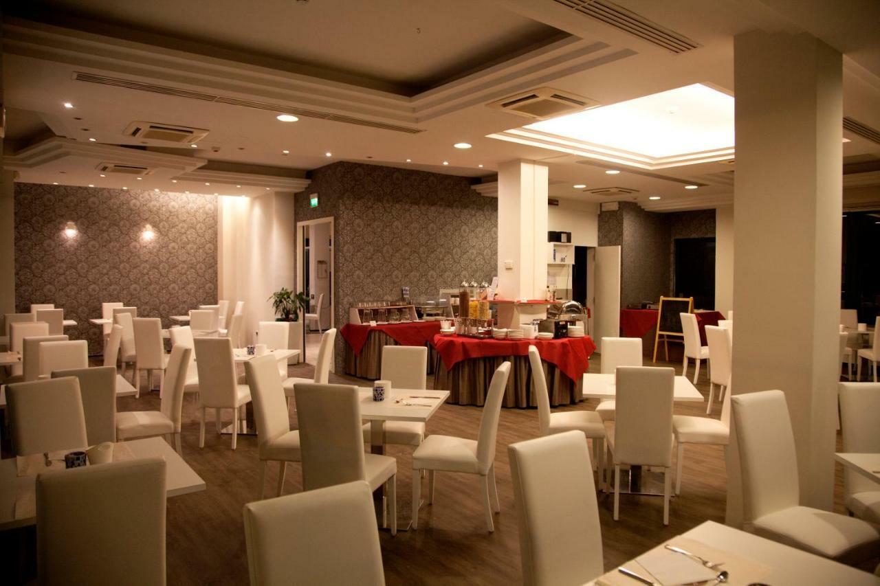 Hotel Montecarlo - Vista Mare Con Piscina & Area Fitness Riccione Ngoại thất bức ảnh