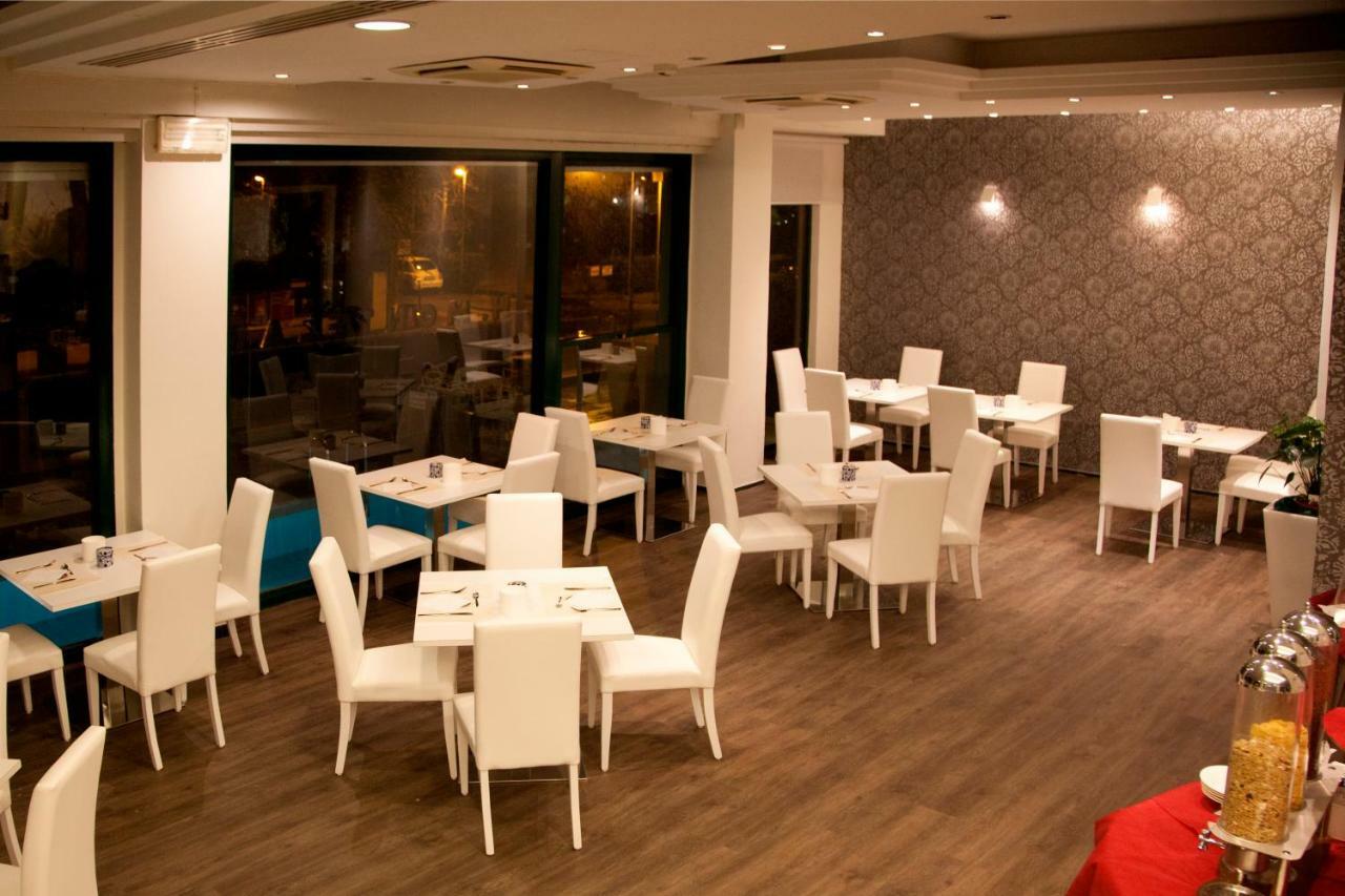 Hotel Montecarlo - Vista Mare Con Piscina & Area Fitness Riccione Ngoại thất bức ảnh