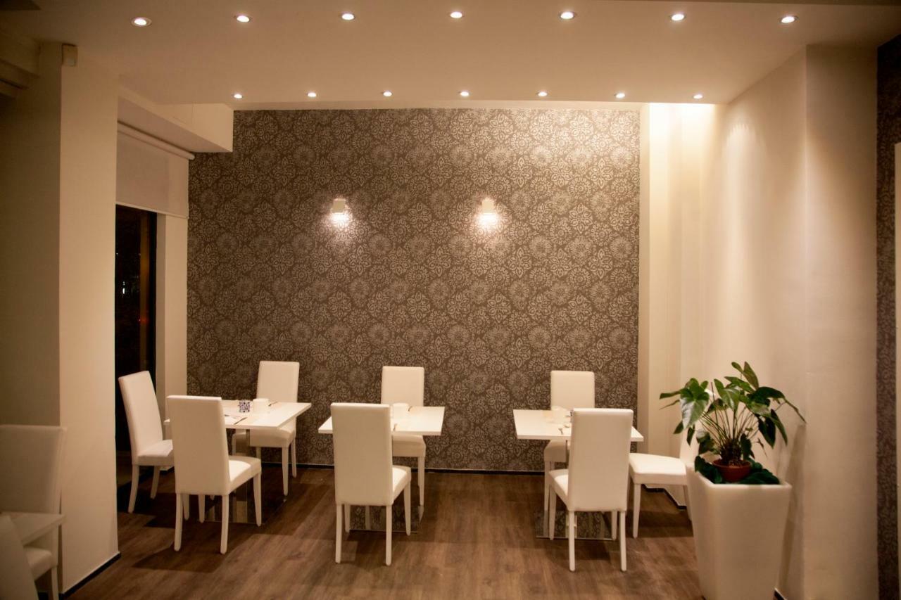 Hotel Montecarlo - Vista Mare Con Piscina & Area Fitness Riccione Ngoại thất bức ảnh