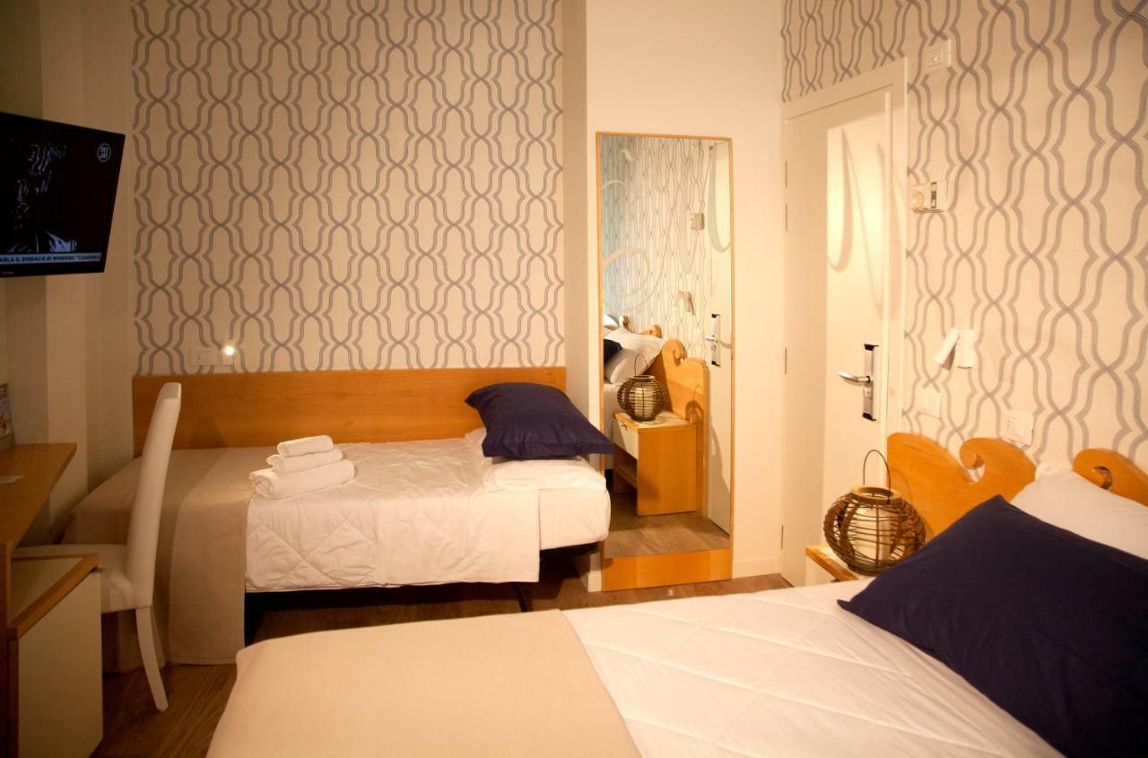 Hotel Montecarlo - Vista Mare Con Piscina & Area Fitness Riccione Ngoại thất bức ảnh