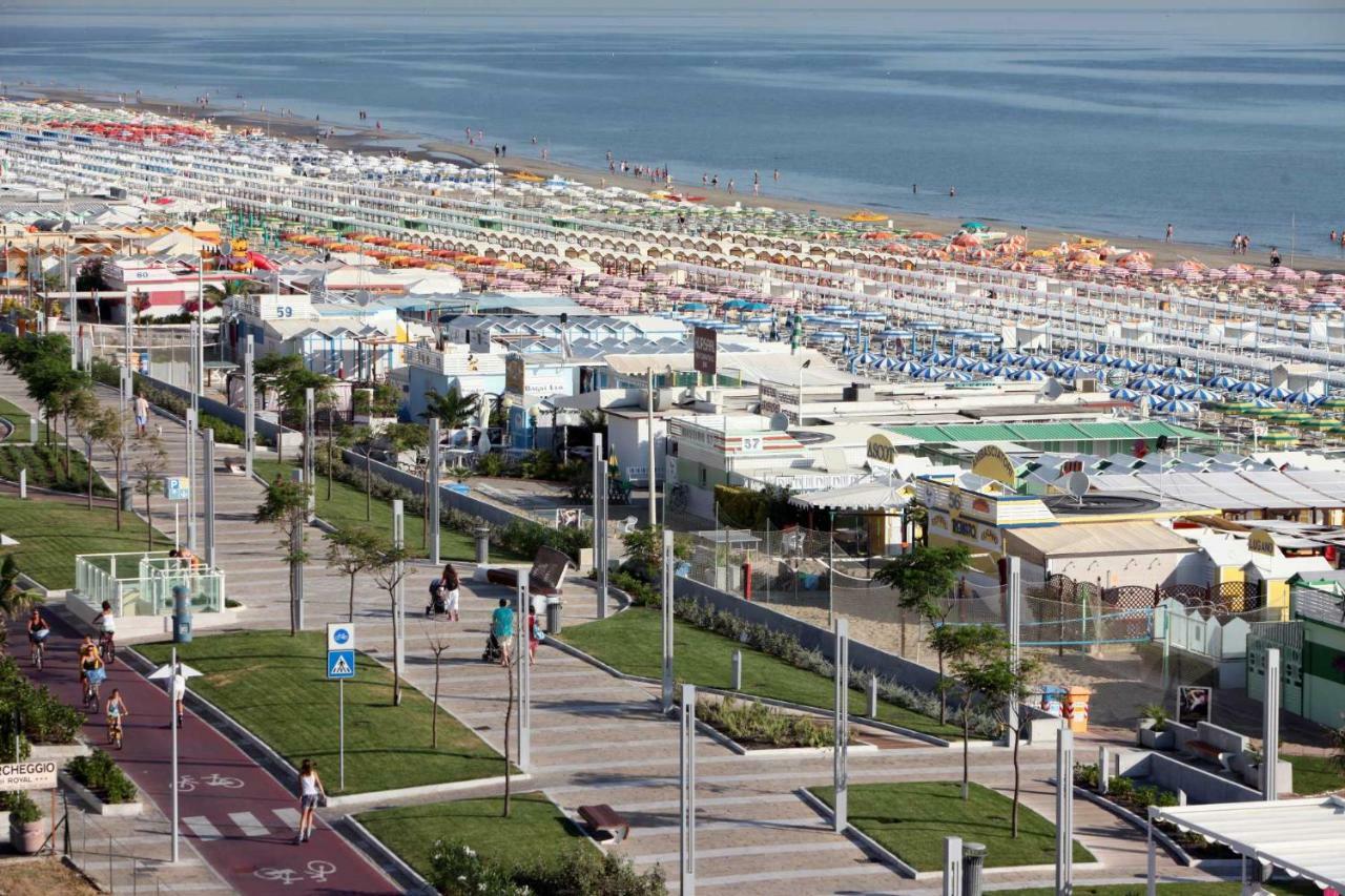 Hotel Montecarlo - Vista Mare Con Piscina & Area Fitness Riccione Ngoại thất bức ảnh