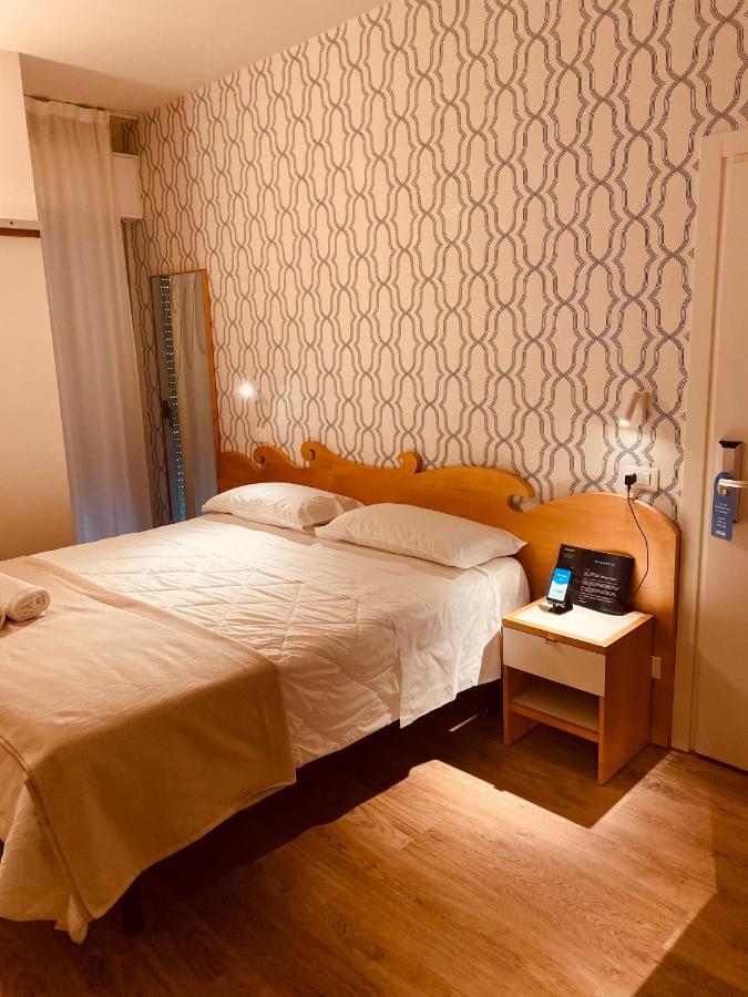 Hotel Montecarlo - Vista Mare Con Piscina & Area Fitness Riccione Ngoại thất bức ảnh
